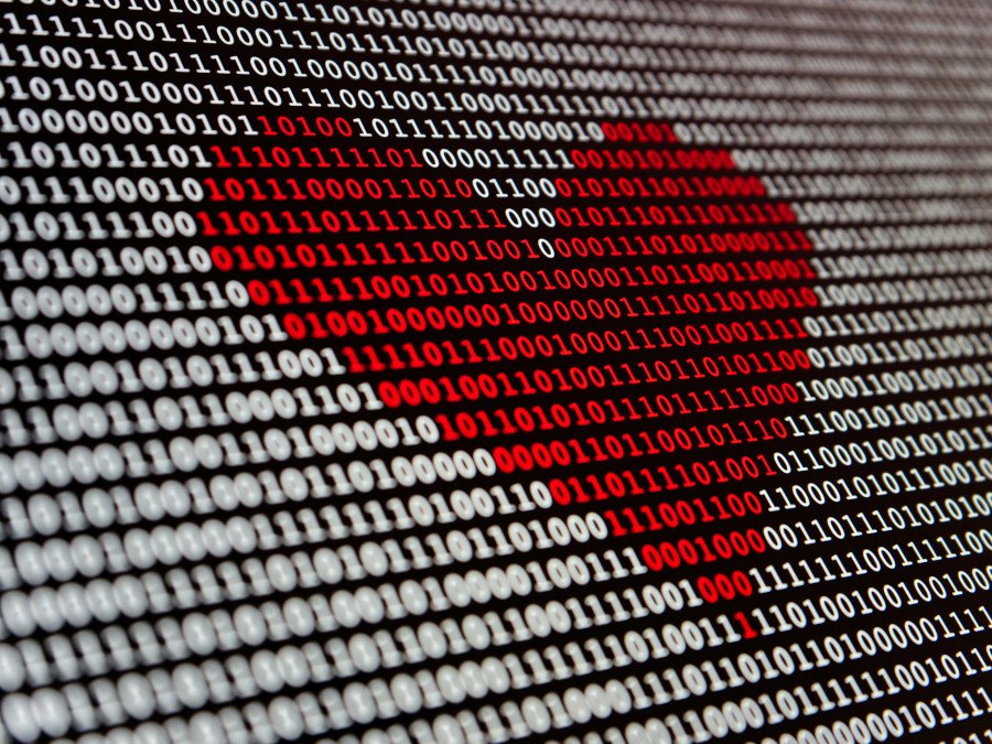 Corazón sobre un fondo de datos