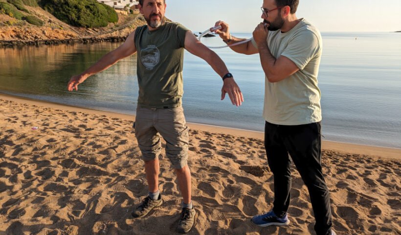 Los doctores Miguel Á. Miranda y Mikel A. González realizando el Human Landing Capture en uno de los puntos de Cala Tirant (Menorca). Autor: Carlos Barceló