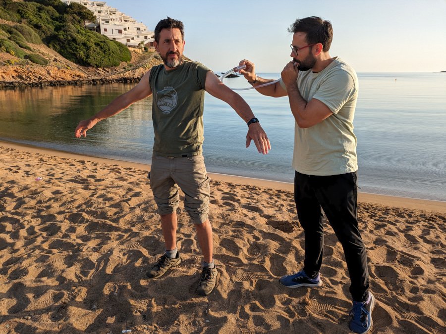 Los doctores Miguel Á. Miranda y Mikel A. González realizando el Human Landing Capture en uno de los puntos de Cala Tirant (Menorca). Autor: Carlos Barceló