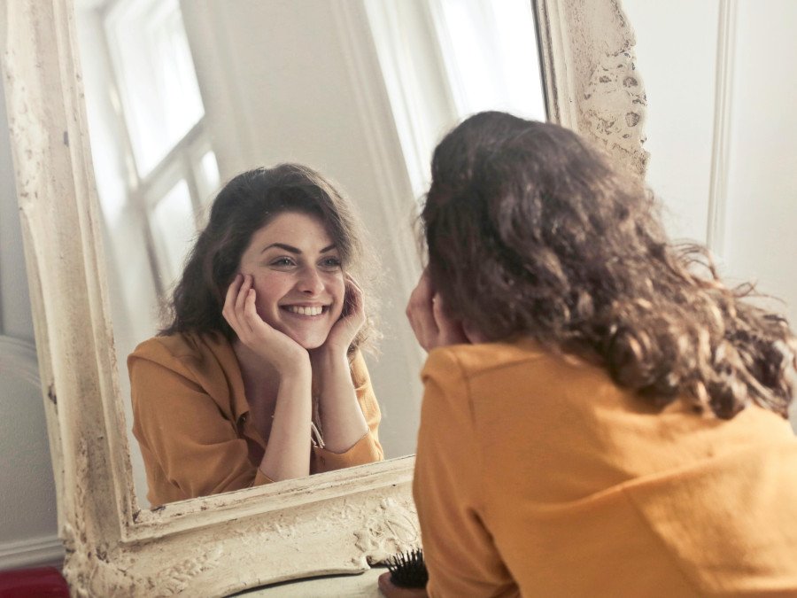 Mujer mirándose al espejo