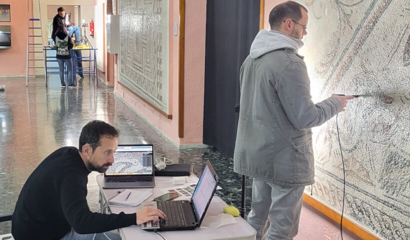 los investigadores analizando el mosaico de Thetys en el Museo de Jaén empleando un equipo Raman portátil