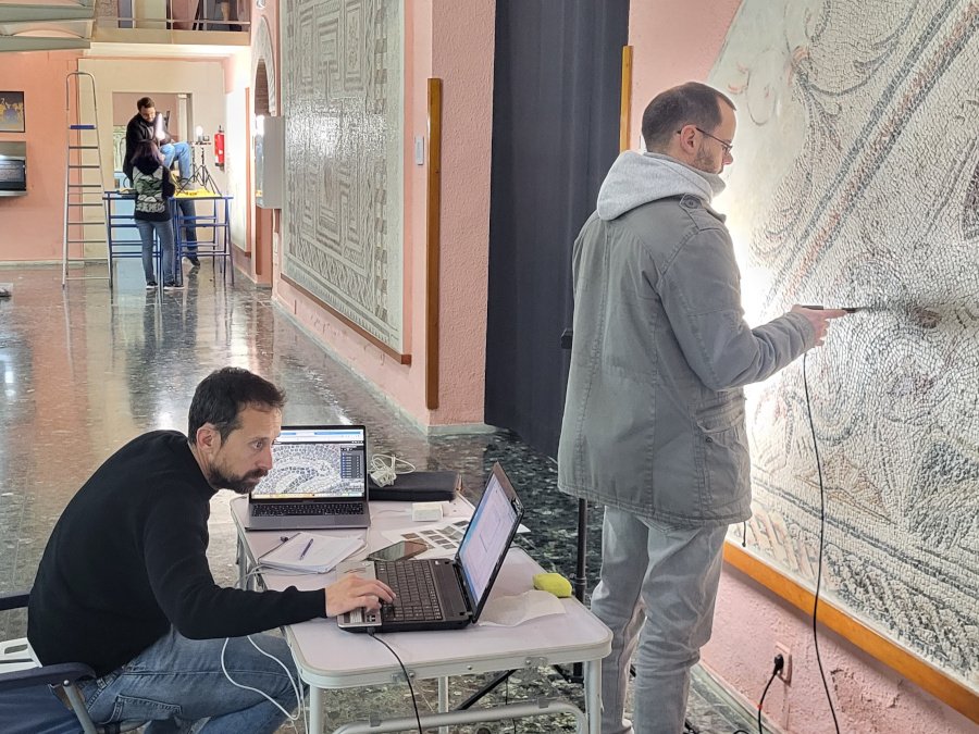 los investigadores analizando el mosaico de Thetys en el Museo de Jaén empleando un equipo Raman portátil