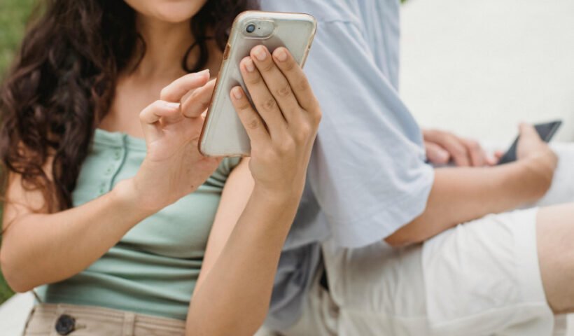 Jovenes leyendo el móvil