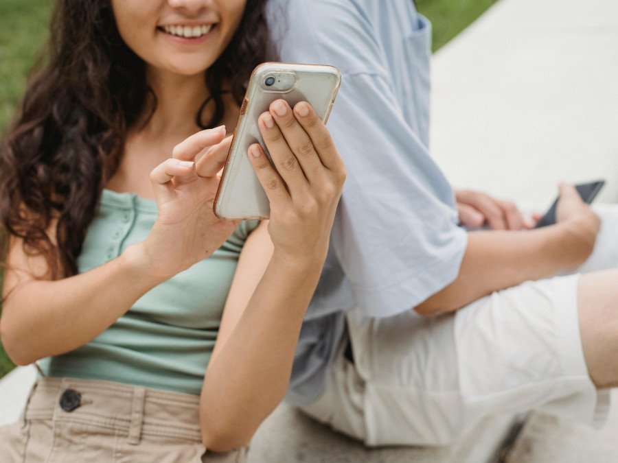 Jovenes leyendo el móvil