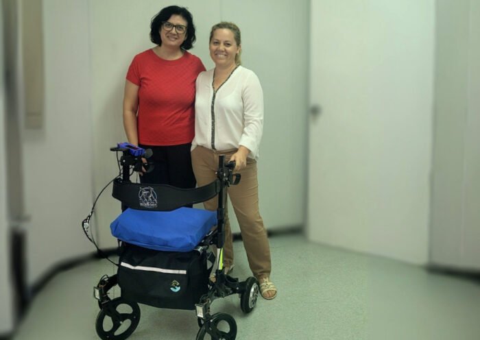 Isabel Seguí y Larisa Dunai junto al andador (UPV)