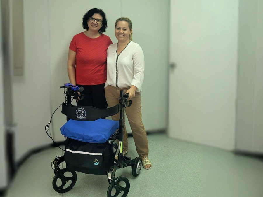 Isabel Seguí y Larisa Dunai junto al andador (UPV)