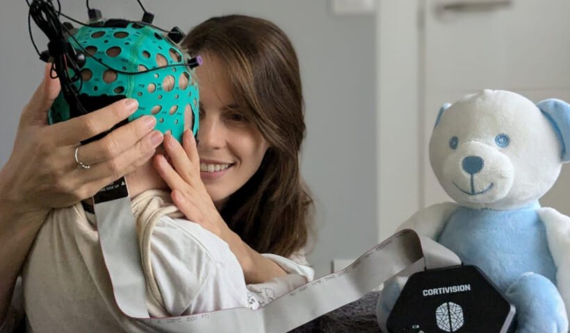 Masaje a un bebé durante el experimento (USAL)