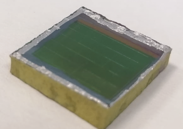 Células solares de seleniuro de antimonio sobre azulejos cerámicos