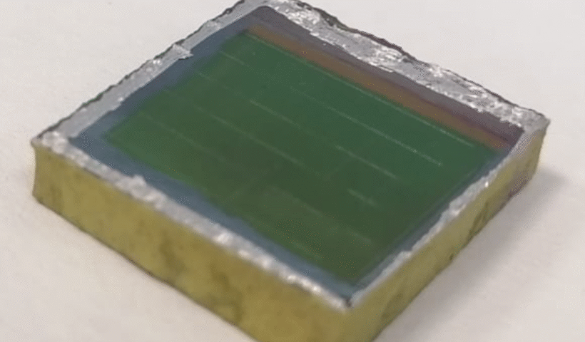 Células solares de seleniuro de antimonio sobre azulejos cerámicos