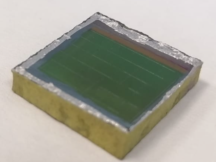 Células solares de seleniuro de antimonio sobre azulejos cerámicos