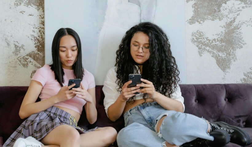 Adolescentes frente al móvil