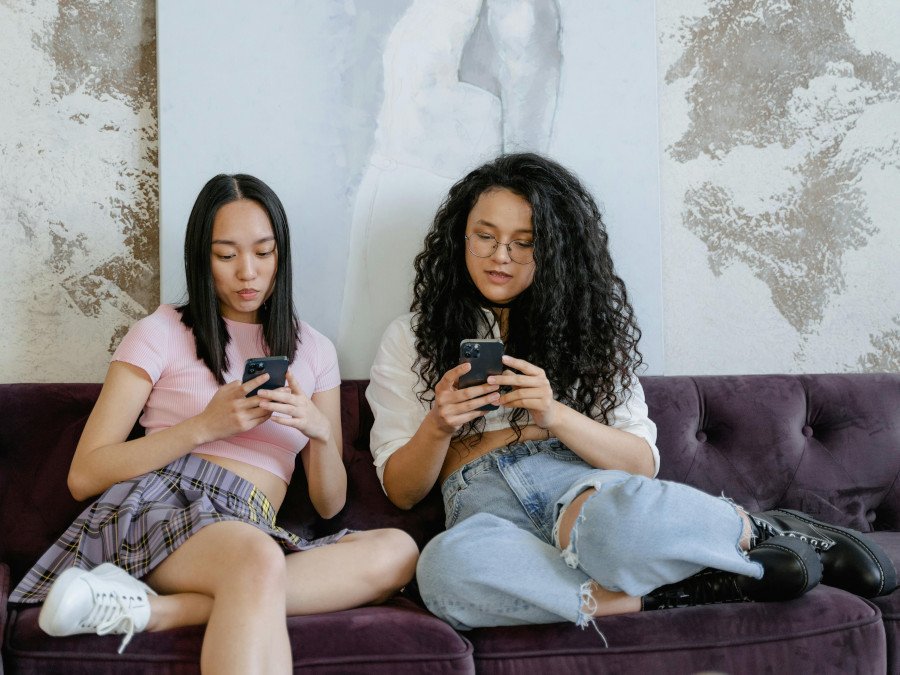 Adolescentes frente al móvil