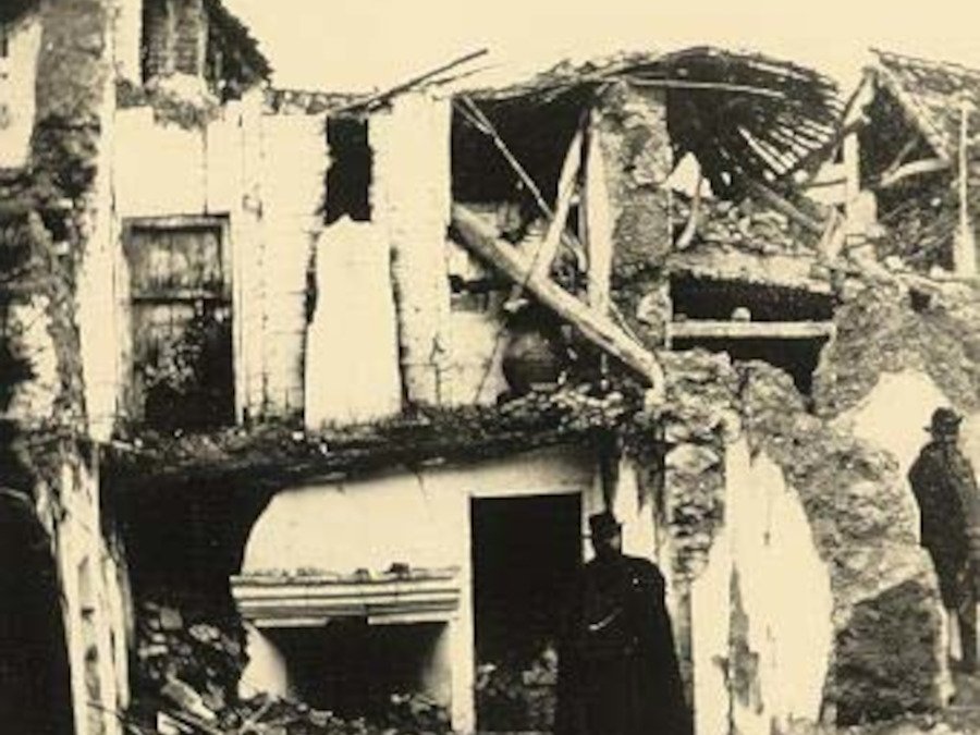 Daños causados por el terremoto de 1884. (Archivo del Instituto Geográfico Nacional)