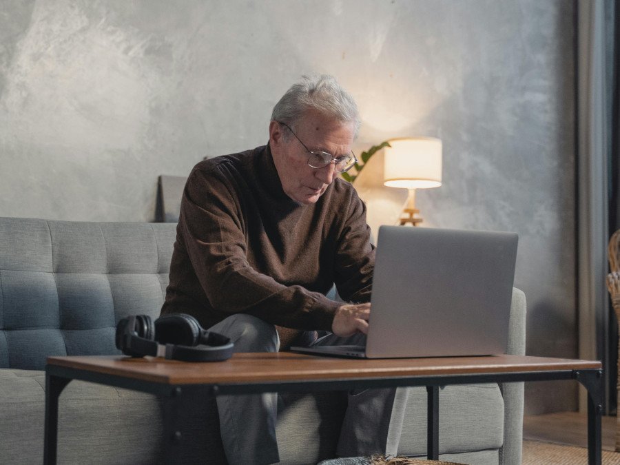 Persona mayor con ordenador