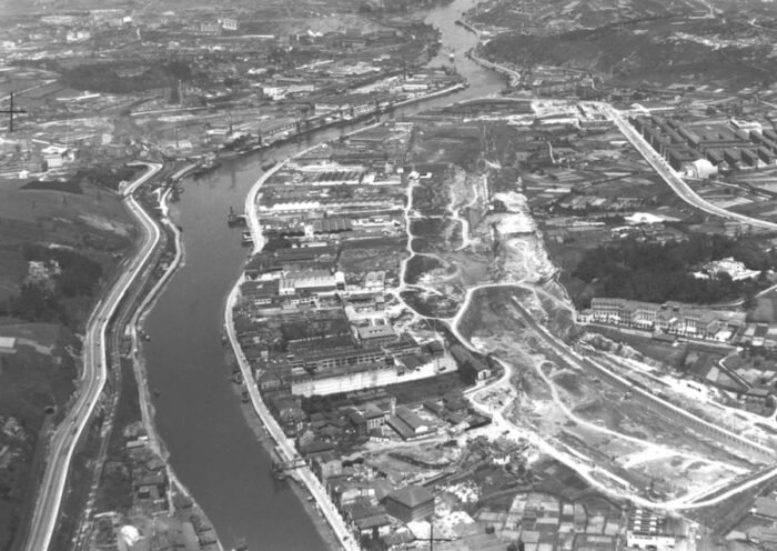 Canal de Deusto (Bilbao) en 1959. Fondo fotográfico de la empresa FOAT. Este archivo está disponible bajo la licencia Atribución/Reconocimiento 4.0 Internacional (https://creativecommons.org/licenses/by/4.0/deed.es) de Creative Commons